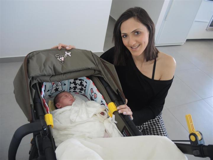 Лея Теиля с дочерью. (Medium)