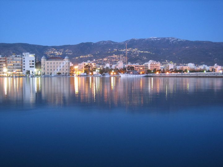 1024px-Volos-bynight