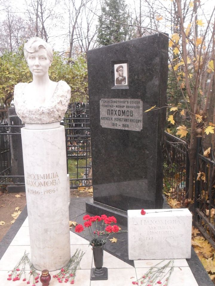 800px-Могила_Героя_Советского_союза_Алексея_Пахомова
